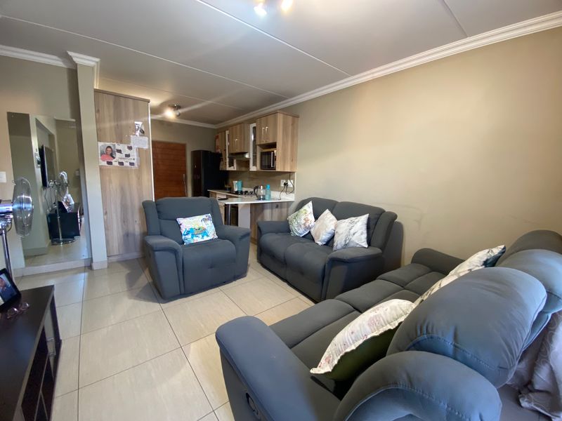 Modern 2-Bedroom Apartment with Thoughtful Upgrades - Photo 4