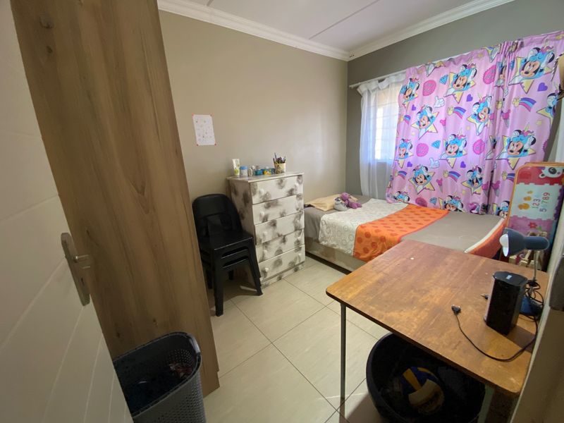 Modern 2-Bedroom Apartment with Thoughtful Upgrades - Photo 10