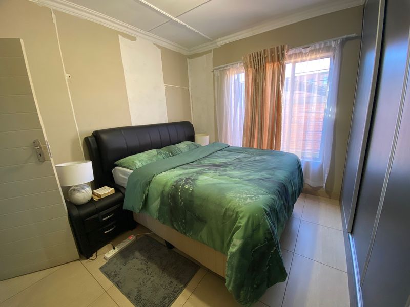 Modern 2-Bedroom Apartment with Thoughtful Upgrades - Photo 8