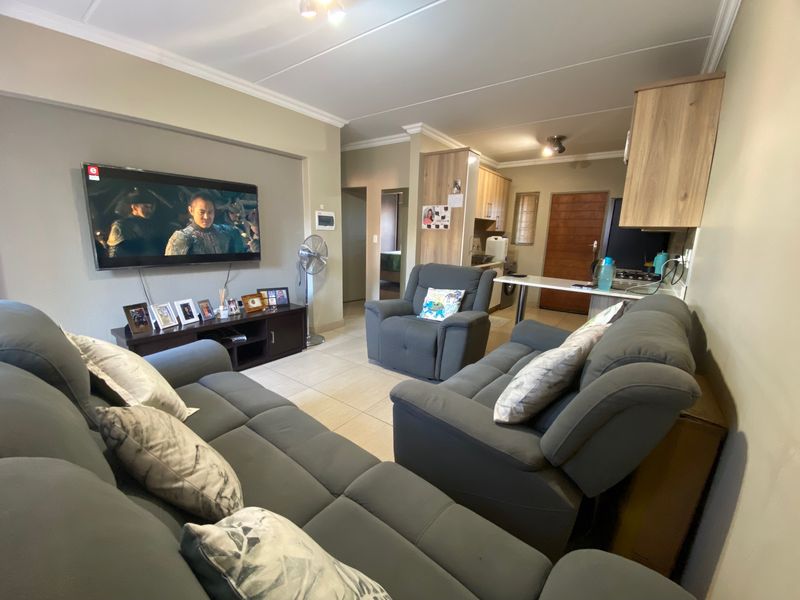 Modern 2-Bedroom Apartment with Thoughtful Upgrades - Photo 6