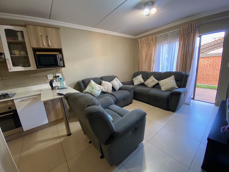 Modern 2-Bedroom Apartment with Thoughtful Upgrades - Photo 5