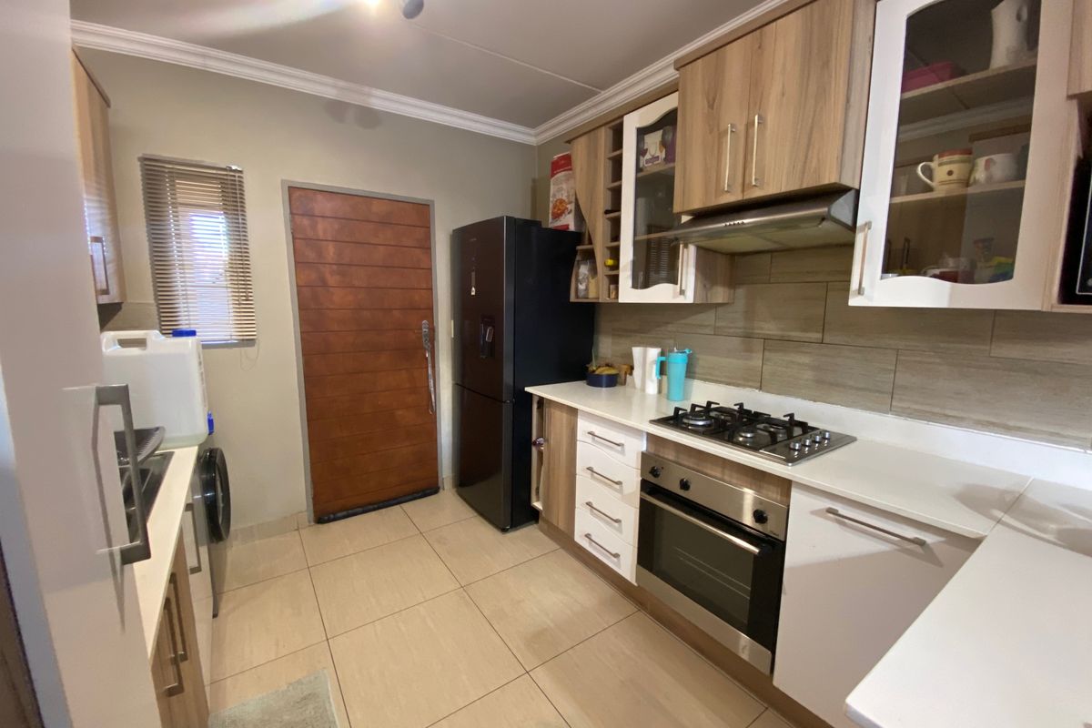 Modern 2-Bedroom Apartment with Thoughtful Upgrades - Photo 2