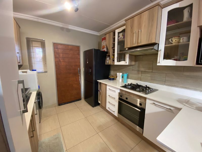 Modern 2-Bedroom Apartment with Thoughtful Upgrades - Photo 2