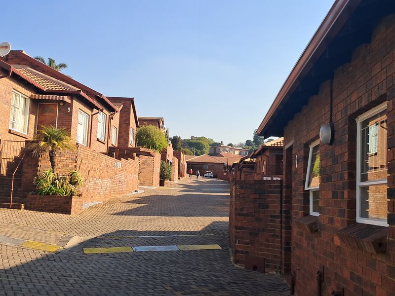 2 BEDROOM  TOWNHOUSE WILRO PARK R8 000 PM - Photo 1