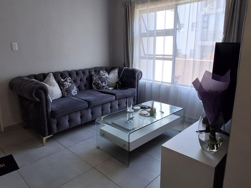 Stunning bedroom flat for sale out on Lynnwood Road—modern living close to amenities and schools! - Photo 3