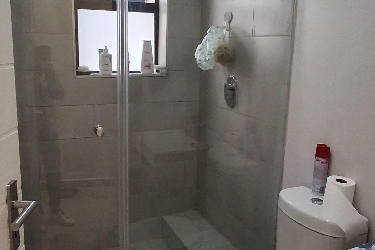 Stunning bedroom flat for sale out on Lynnwood Road—modern living close to amenities and schools! - Photo 4