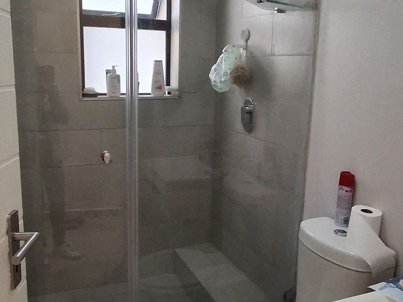 Stunning bedroom flat for sale out on Lynnwood Road—modern living close to amenities and schools! - Photo 4