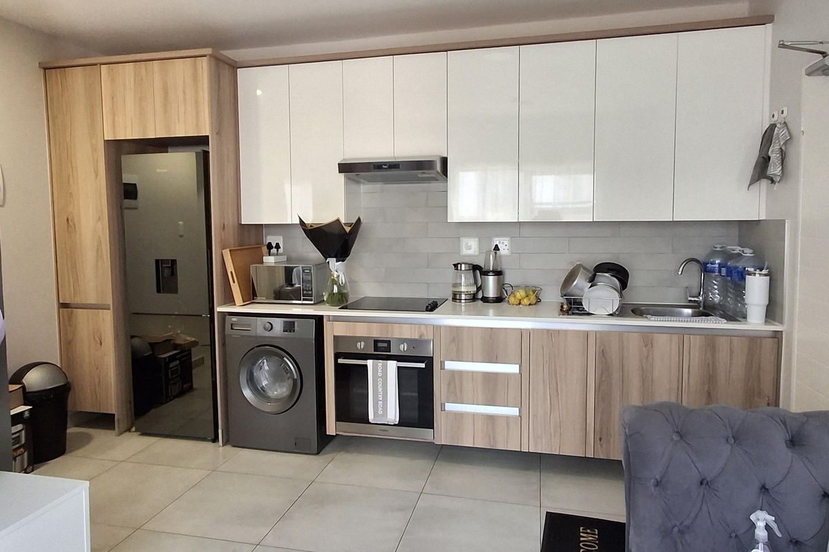 Stunning bedroom flat for sale out on Lynnwood Road—modern living close to amenities and schools! - Photo 2