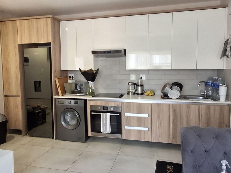 Stunning bedroom flat for sale out on Lynnwood Road—modern living close to amenities and schools! - Photo 2