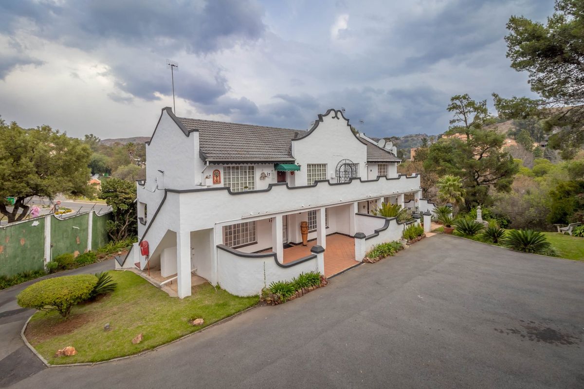 Charming 2 Bedroom 1 bathroom ground floor apartment in Helderkruin - Photo 2