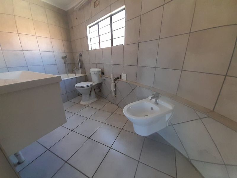 Charming 2 Bedroom, 2 Bathroom Farm-Style Duplex with Private Garden - Photo 10