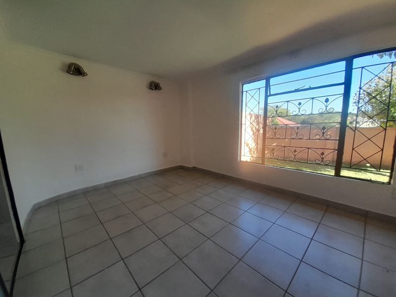 Charming 2 Bedroom, 2 Bathroom Farm-Style Duplex with Private Garden - Photo 9