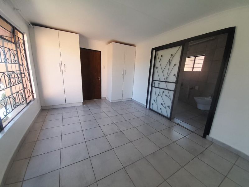 Charming 2 Bedroom, 2 Bathroom Farm-Style Duplex with Private Garden - Photo 7