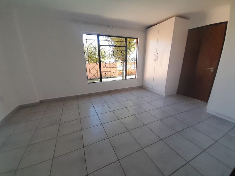 Charming 2 Bedroom, 2 Bathroom Farm-Style Duplex with Private Garden - Photo 8