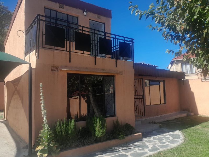 Charming 2 Bedroom, 2 Bathroom Farm-Style Duplex with Private Garden - Photo 1