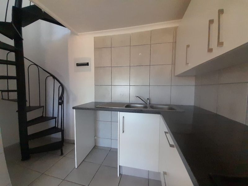Charming 2 Bedroom, 2 Bathroom Farm-Style Duplex with Private Garden - Photo 6
