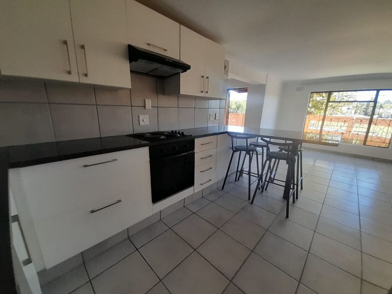 Charming 2 Bedroom, 2 Bathroom Farm-Style Duplex with Private Garden - Photo 4