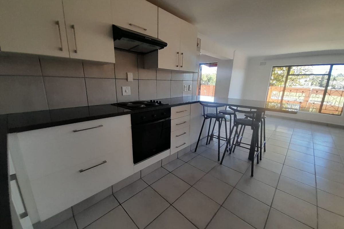 Charming 2 Bedroom, 2 Bathroom Farm-Style Duplex with Private Garden - Photo 4