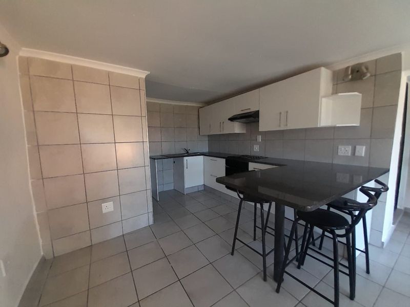 Charming 2 Bedroom, 2 Bathroom Farm-Style Duplex with Private Garden - Photo 5