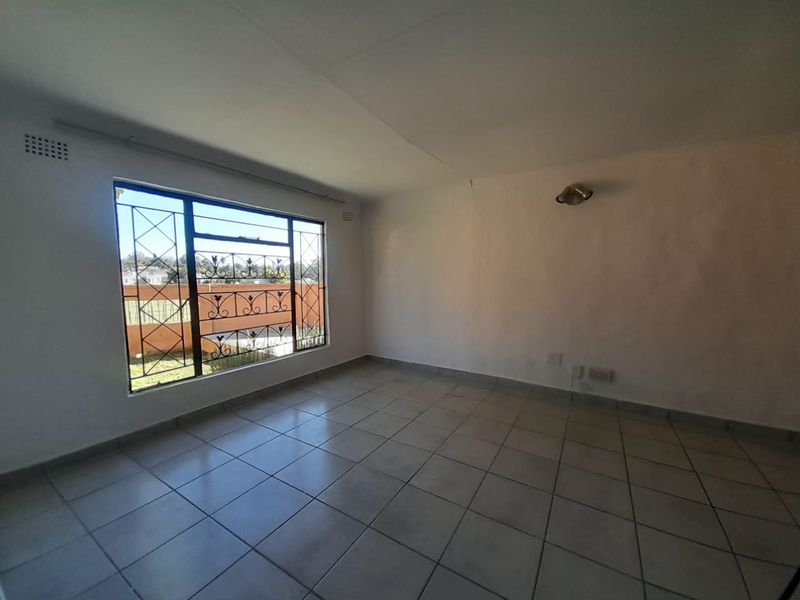 Charming 2 Bedroom, 2 Bathroom Farm-Style Duplex with Private Garden - Photo 3