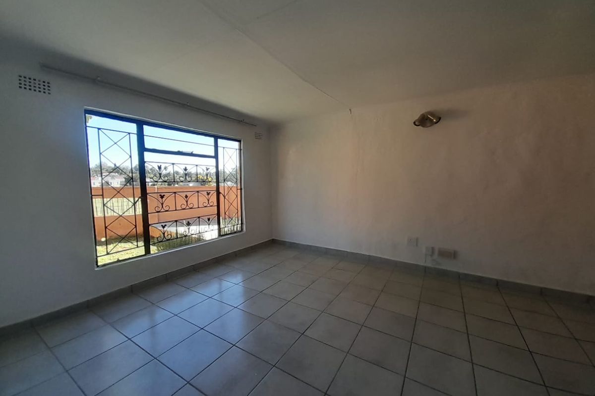 Charming 2 Bedroom, 2 Bathroom Farm-Style Duplex with Private Garden - Photo 3