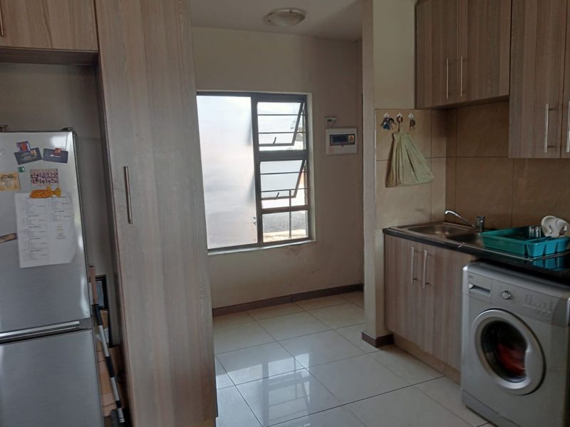 Ground Floor Gem in Secure Brentwood Park Complex – Pet Friendly & Priced to Sell! - Photo 3