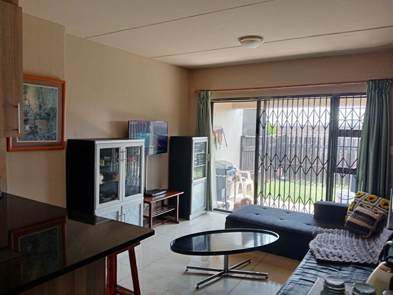 Ground Floor Gem in Secure Brentwood Park Complex – Pet Friendly & Priced to Sell! - Photo 1
