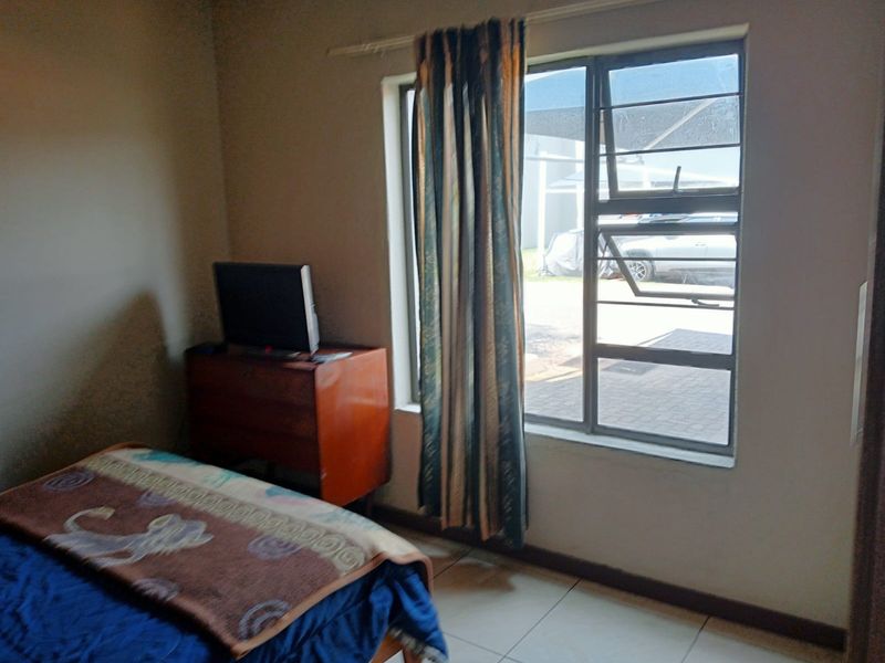 Ground Floor Gem in Secure Brentwood Park Complex – Pet Friendly & Priced to Sell! - Photo 8