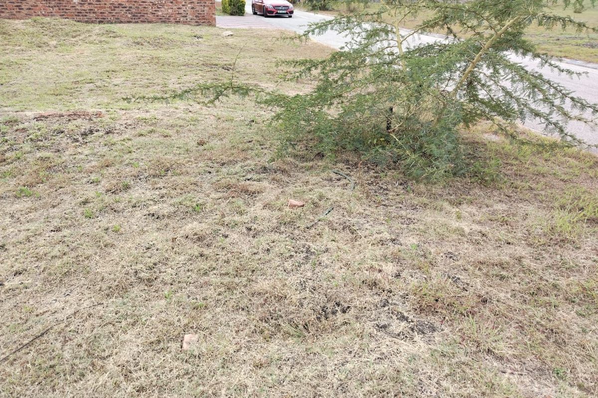 Discover a prime 512m2 vacant land for sale in Tuscany Village, Brits! - Photo 3