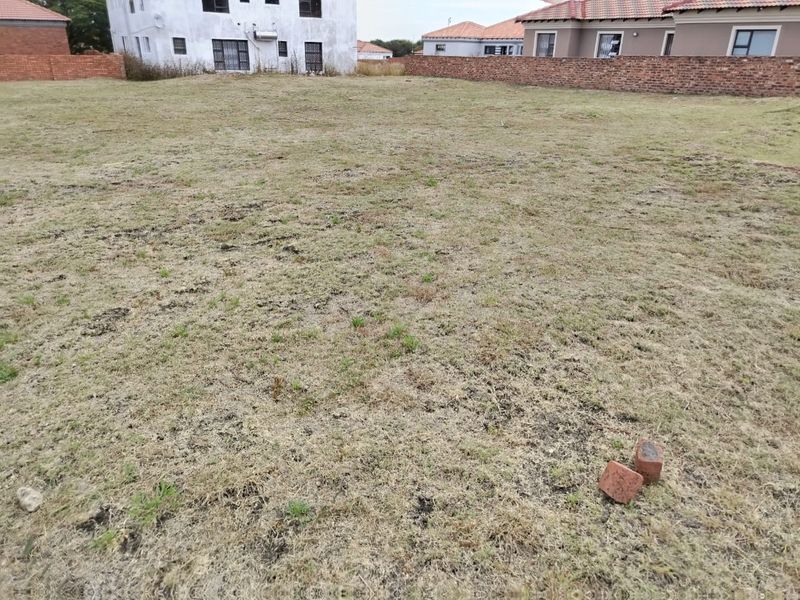 Discover a prime 512m2 vacant land for sale in Tuscany Village, Brits! - Photo 4