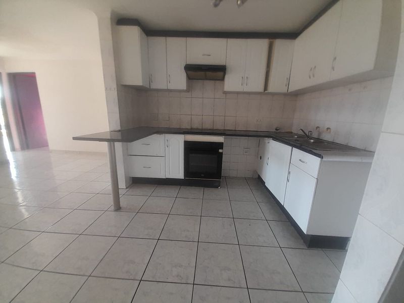 3 Bedroom upstairs apartment in sought after complex in Weltevreden Park - Photo 4