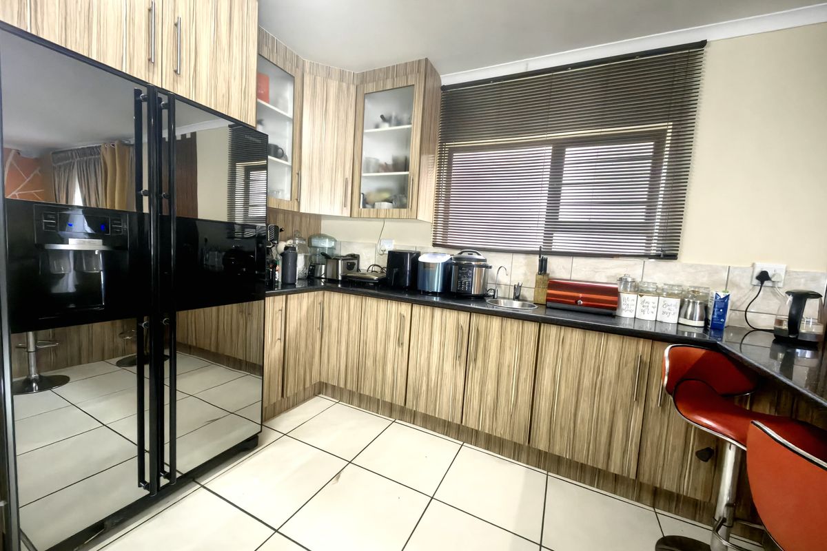 Stunning Family Home in Boschdal - Photo 4