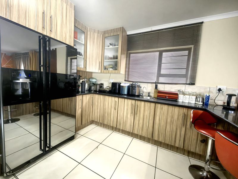 Stunning Family Home in Boschdal - Photo 4