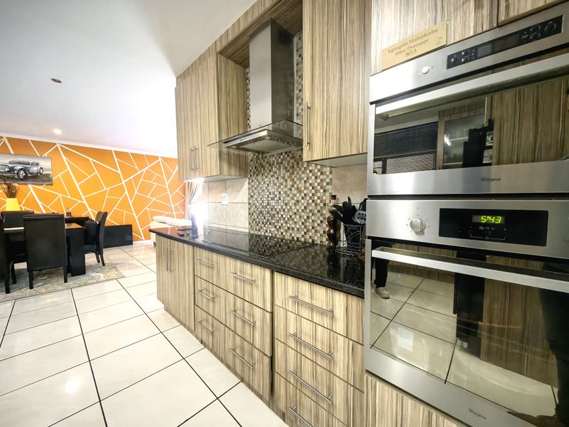 Stunning Family Home in Boschdal - Photo 6