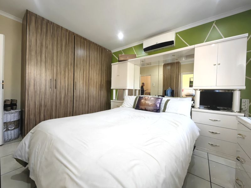 Stunning Family Home in Boschdal - Photo 9