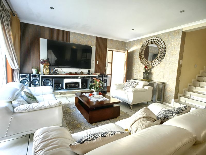 Stunning Family Home in Boschdal - Photo 8