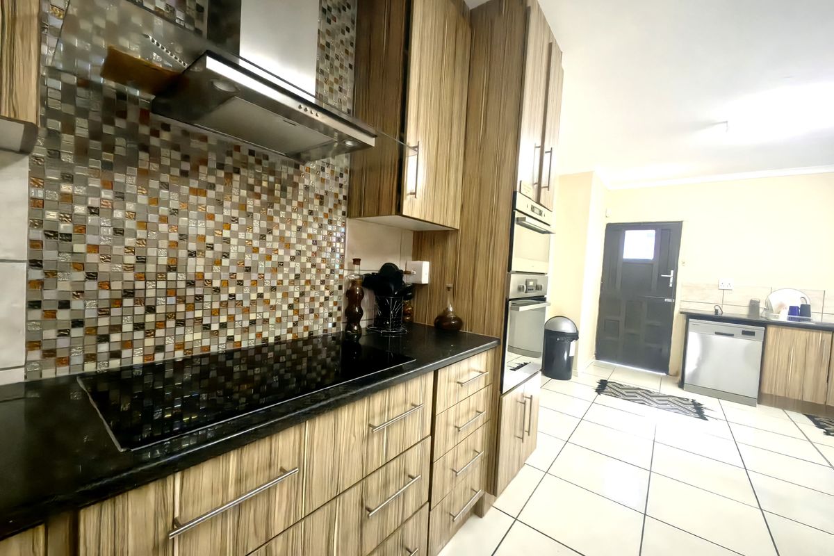 Stunning Family Home in Boschdal - Photo 5