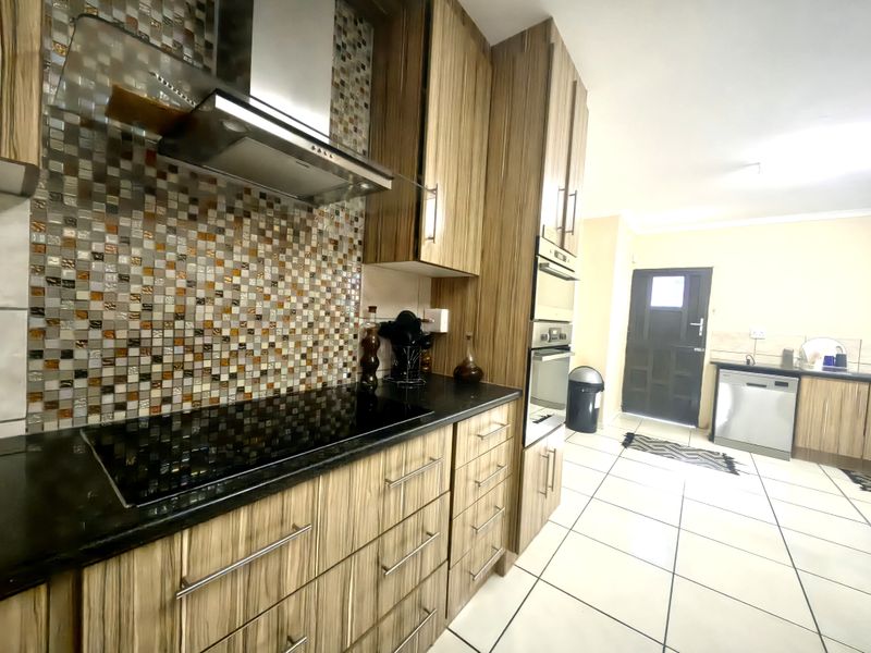 Stunning Family Home in Boschdal - Photo 5