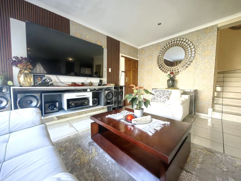 Stunning Family Home in Boschdal - Photo 7