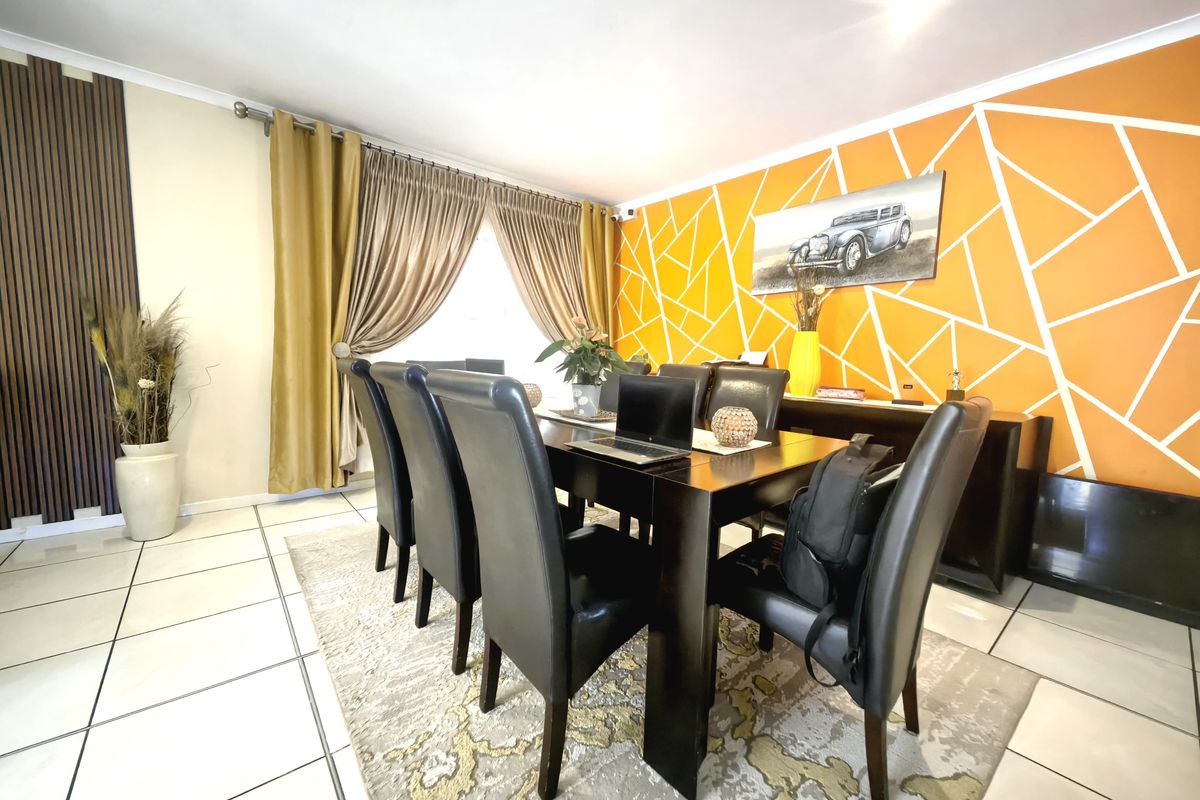 Stunning Family Home in Boschdal - Photo 3