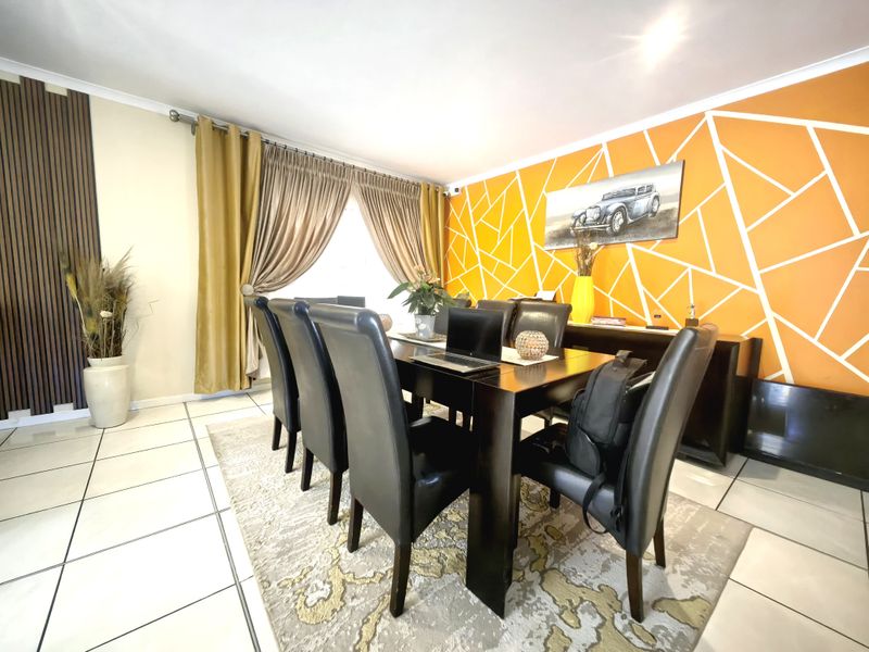 Stunning Family Home in Boschdal - Photo 3