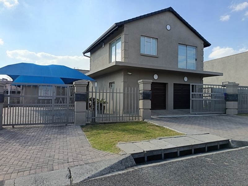Spacious Four Bedroom Family Home with Modern Luxury Features - Photo 1