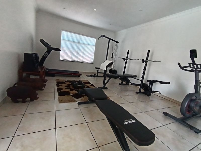Spacious Four Bedroom Family Home with Modern Luxury Features - Photo 8