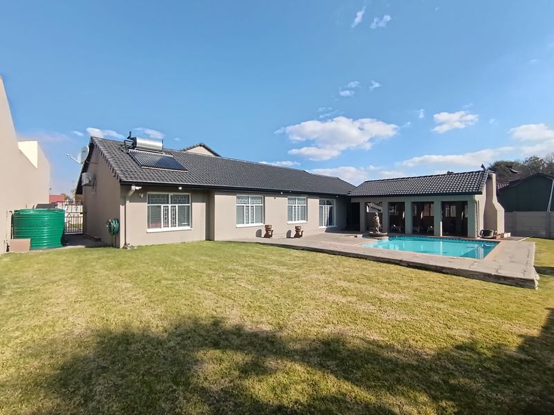 Spacious Four Bedroom Family Home with Modern Luxury Features - Photo 2