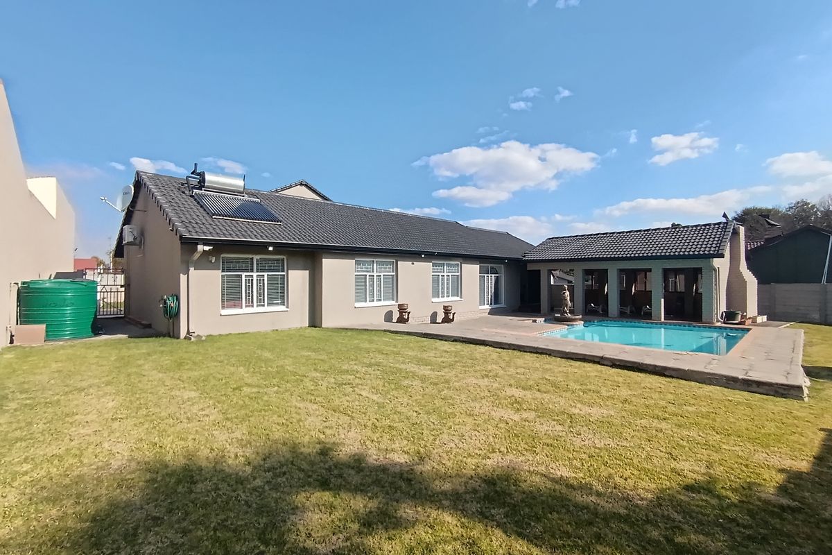 Spacious Four Bedroom Family Home with Modern Luxury Features - Photo 2