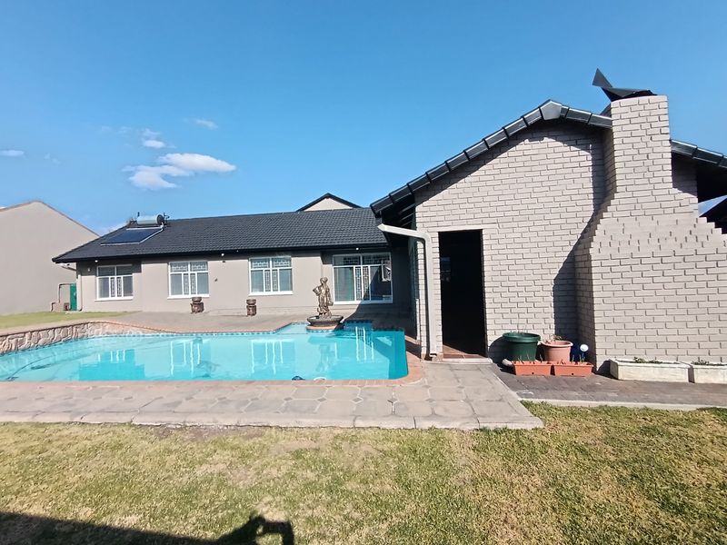 Spacious Four Bedroom Family Home with Modern Luxury Features - Photo 3