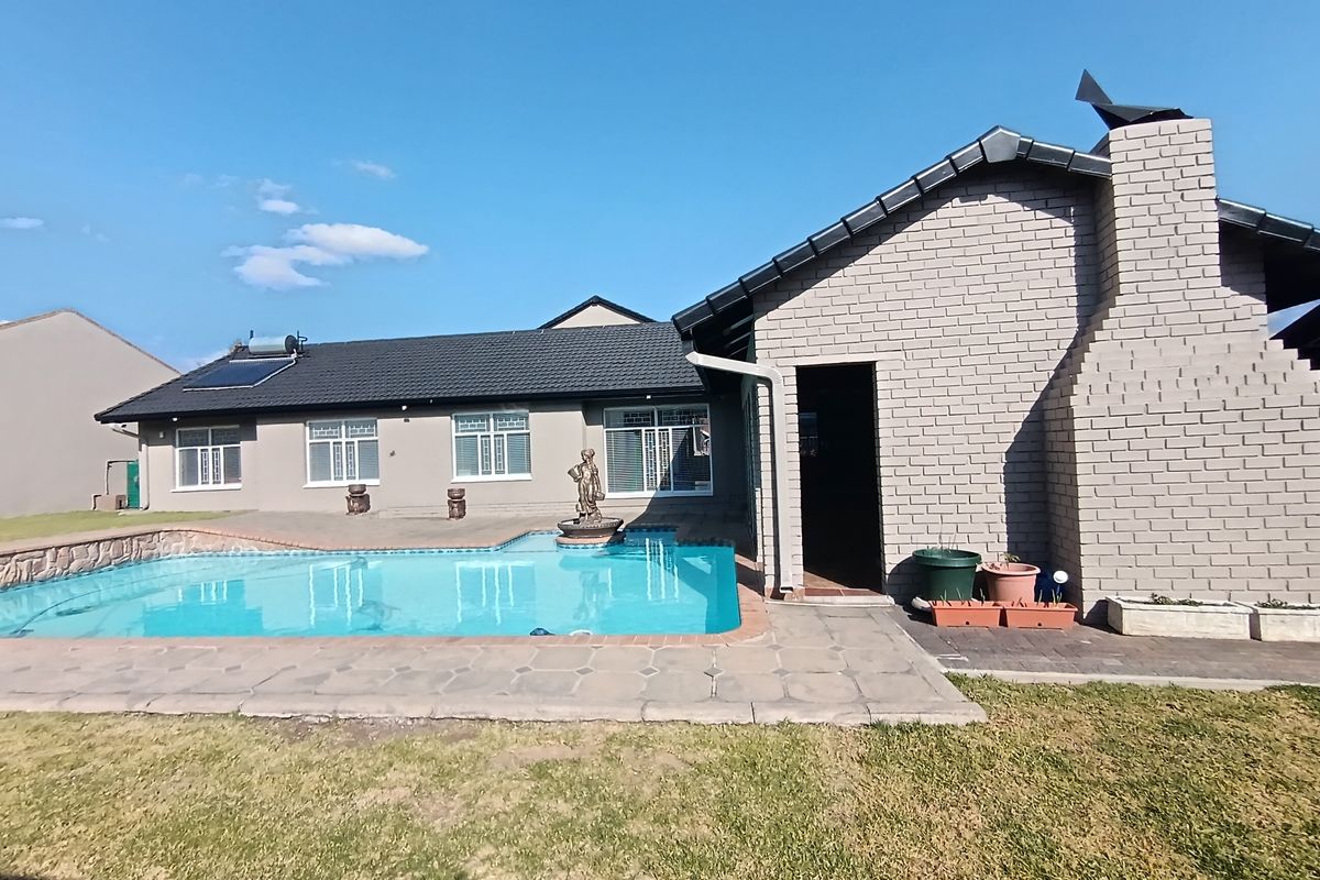 Spacious Four Bedroom Family Home with Modern Luxury Features - Photo 3