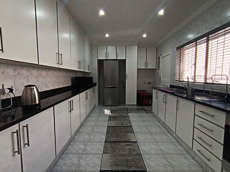 Spacious Four Bedroom Family Home with Modern Luxury Features - Photo 4