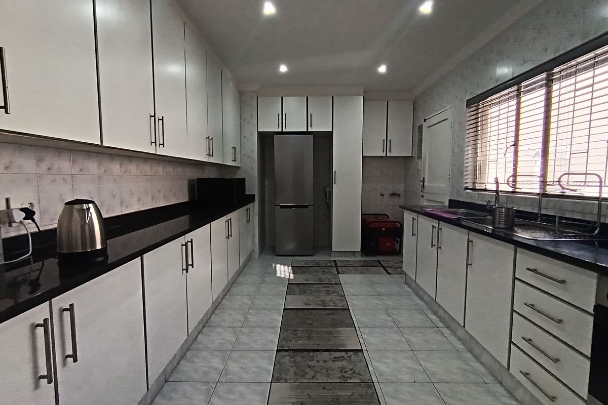 Spacious Four Bedroom Family Home with Modern Luxury Features - Photo 4