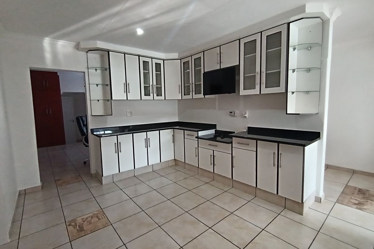 Spacious Four Bedroom Family Home with Modern Luxury Features - Photo 5